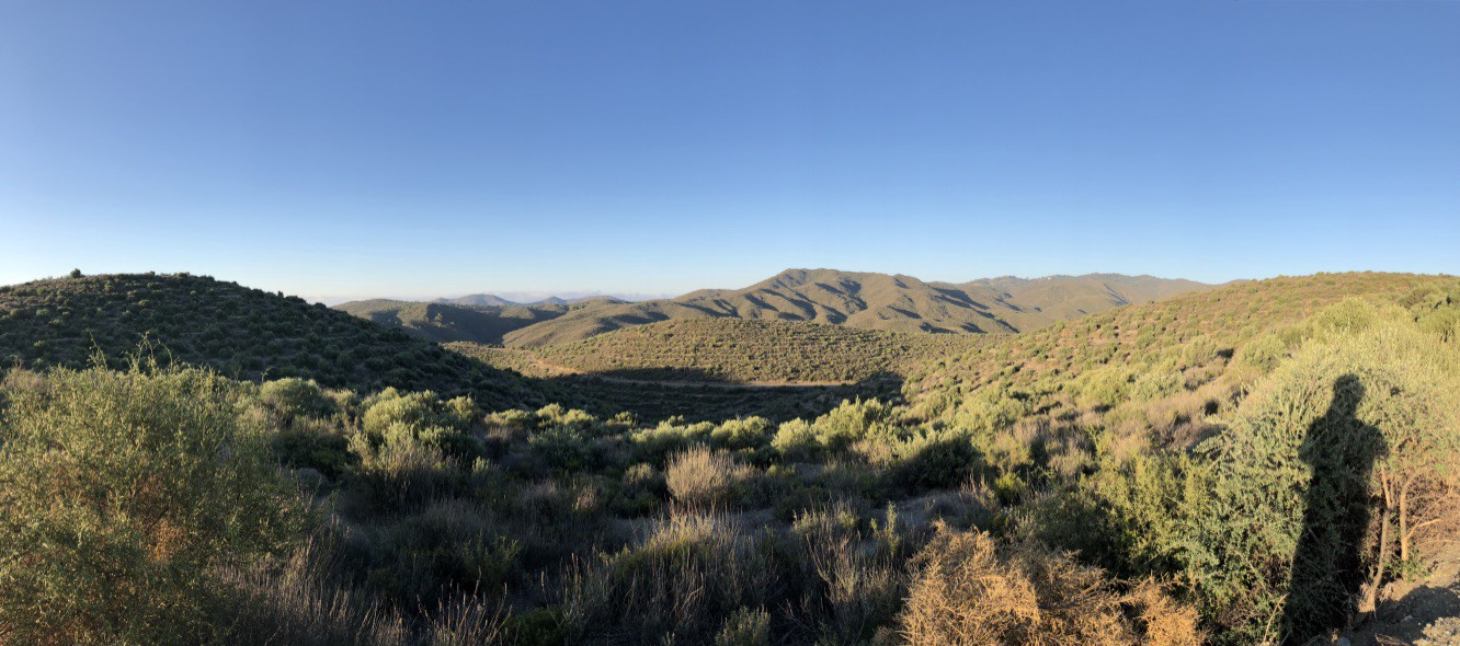 hills around platres